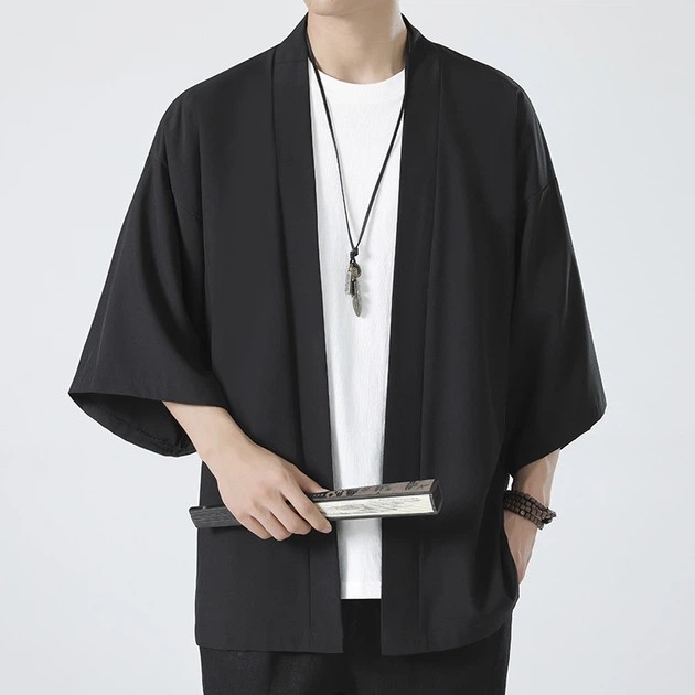 Kimono japonés para hombres en color negro con diseño de samurái