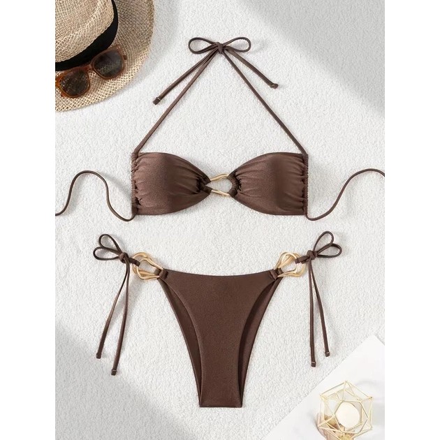 Damen-Bikini mit metallischen Akzenten in Braun — Stil am Strand