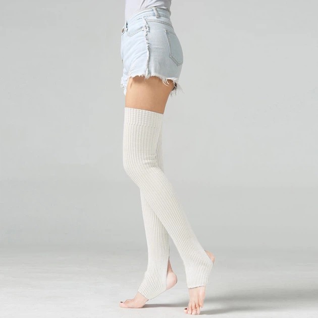 Medias largas de acrílico color crema para mujer - Accesorio invernal elegante