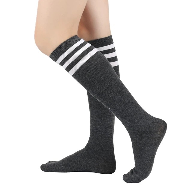 Dunkelgraue Kniestrümpfe für Damen — stilvolles Herbstaccessoire