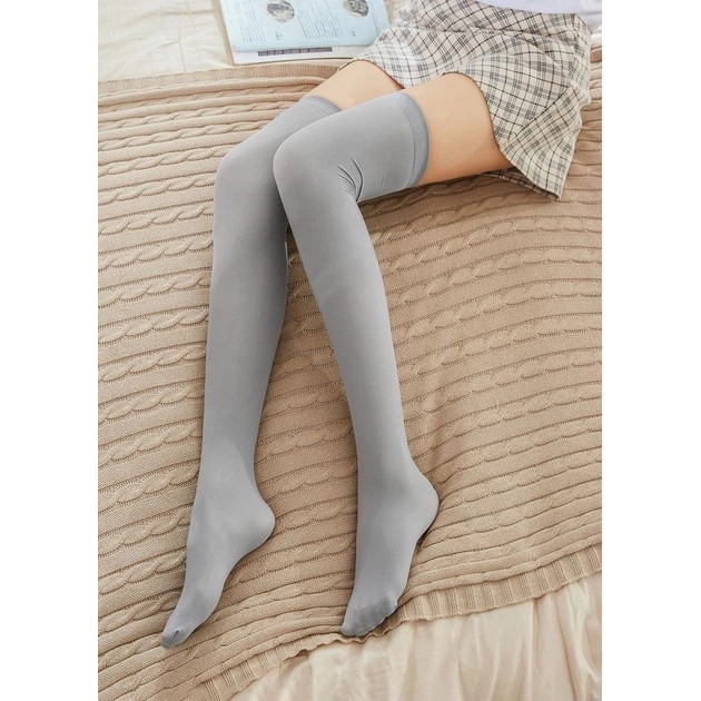 Verlängerte graue Nylonsocken — Komfort und Stil