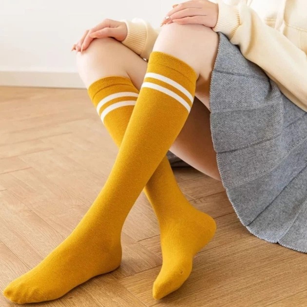 Chaussettes de sport jusqu'au genou jaune moutarde et blanc - confort actif