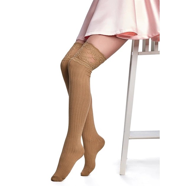 Damen beigefarbene Kniestrümpfe mit Spitze — eleganter Stil für jedes Outfit