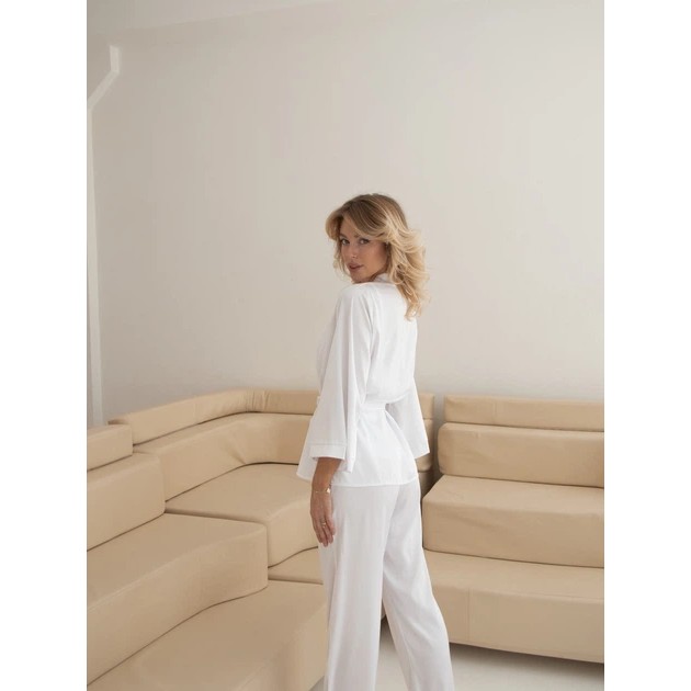 Ensemble de pyjama pour femme : kimono, pantalon et top blanc