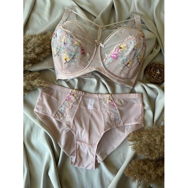 Conjunto de sujetador y braguitas en color púdra — elegancia y comodidad