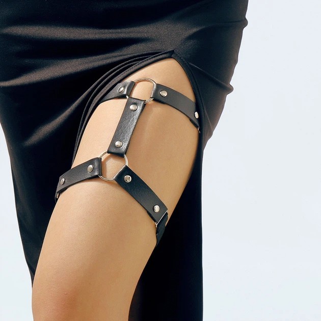 Doppelter Oberschenkelhalter mit Ringen — stylisches schwarzes Accessoire