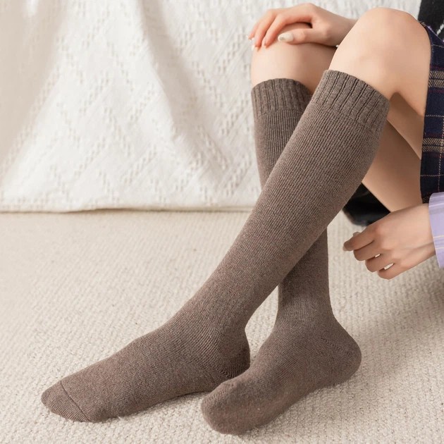 Wärmende Kniestrümpfe in Cappuccino — Gemütlicher Komfort für den Winter