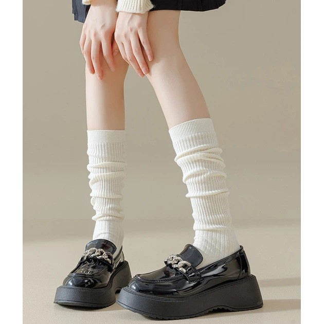 Medias largas de color crema – estilo y comodidad