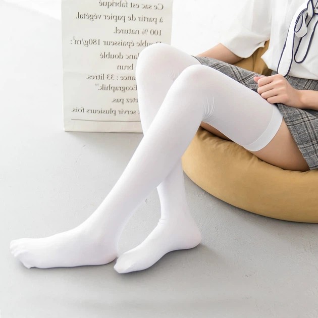 Minimalistische weiße Nylonstrümpfe 120 DEN — Komfort und Stil