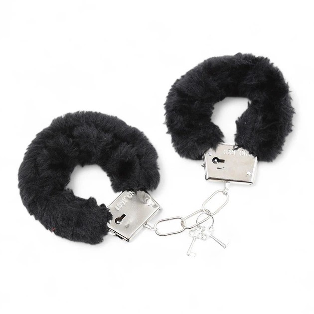 Наручники с мехом черного цвета — игривые моменты